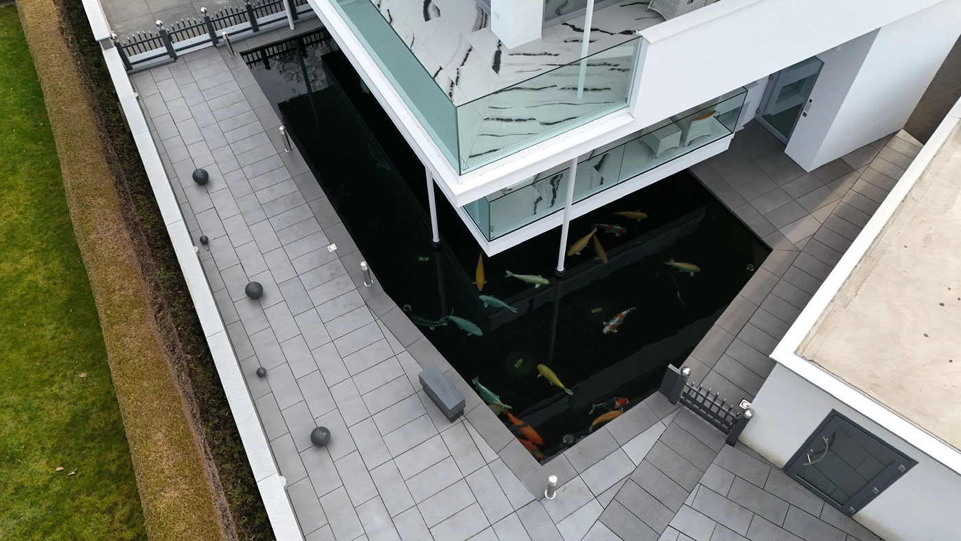 Marcel Ottmar Teichbau - Teichanlagen - Poolbabunte Fische im Teich unter der Terrasse
