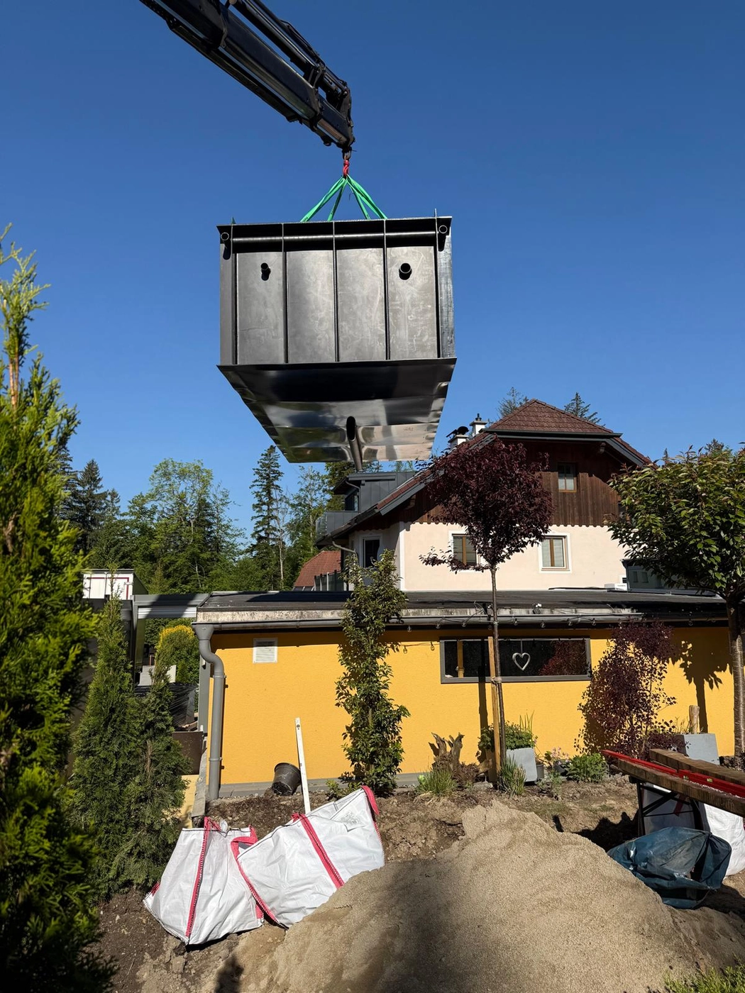 Marcel Ottmar Teichbau - Teichanlagen - Verschieben der Poolkonstruktion mit einem Kran