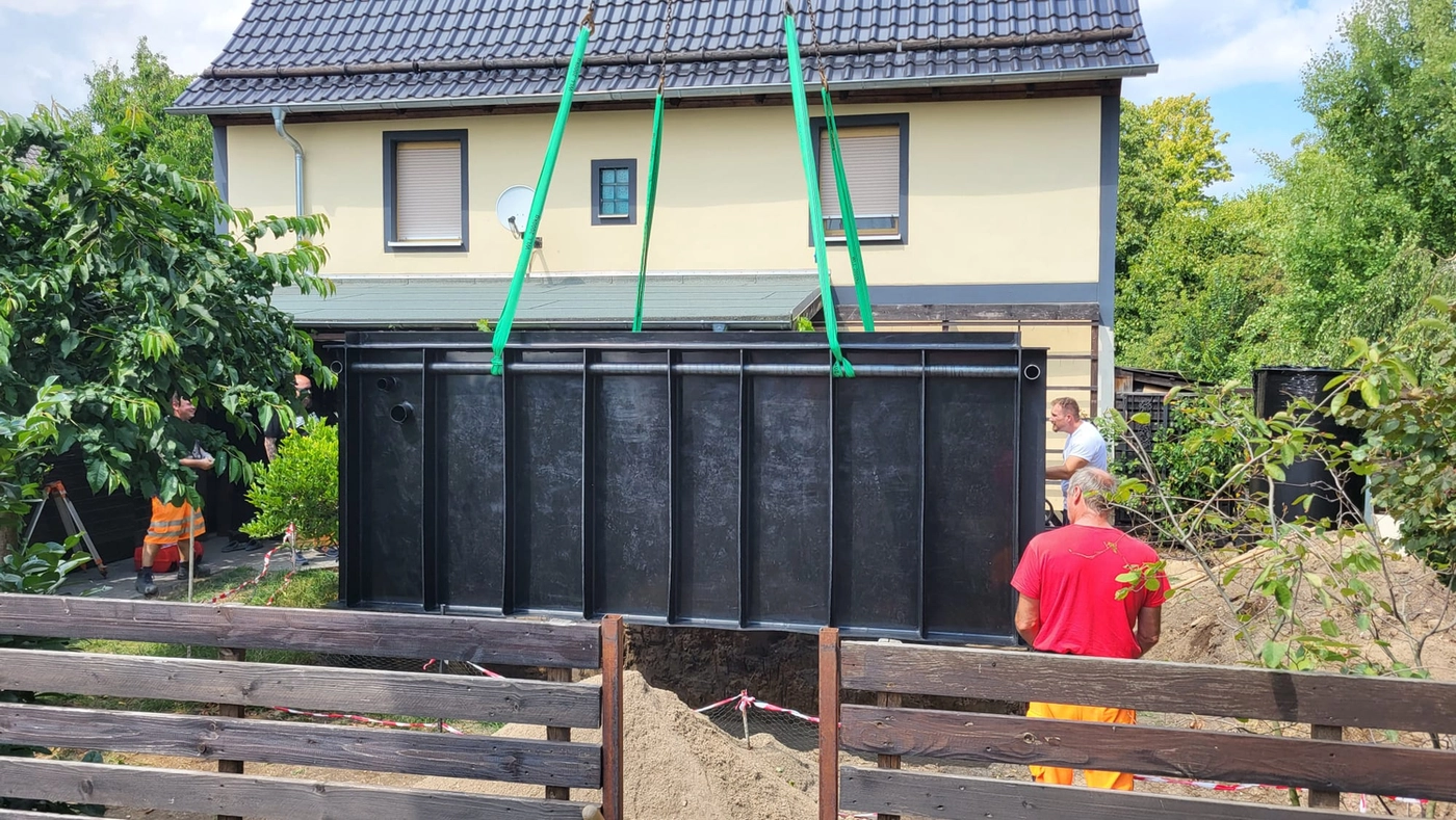 Marcel Ottmar Teichbau - Teichanlagen - Verschieben der Poolkonstruktion mit einem Kran